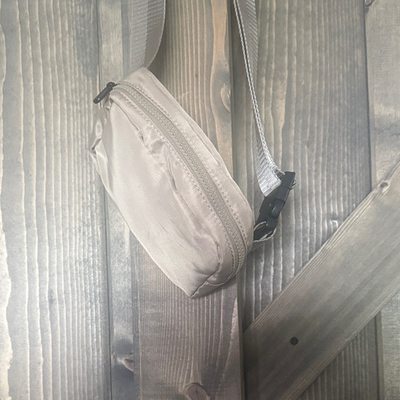 Chic Beige Crossbody Bag - Picture 2 of 4